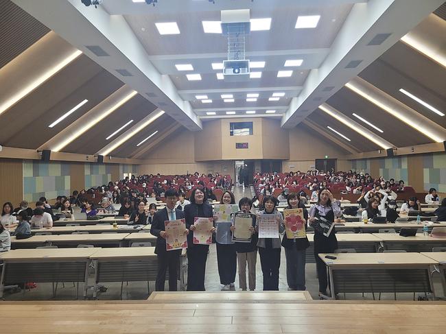 자유전공학부 스승의날 사진. 학장님, 학부장님, 학사지도교수님들이 스승의날 롤링페이퍼를 들고 웃고 계십니다.